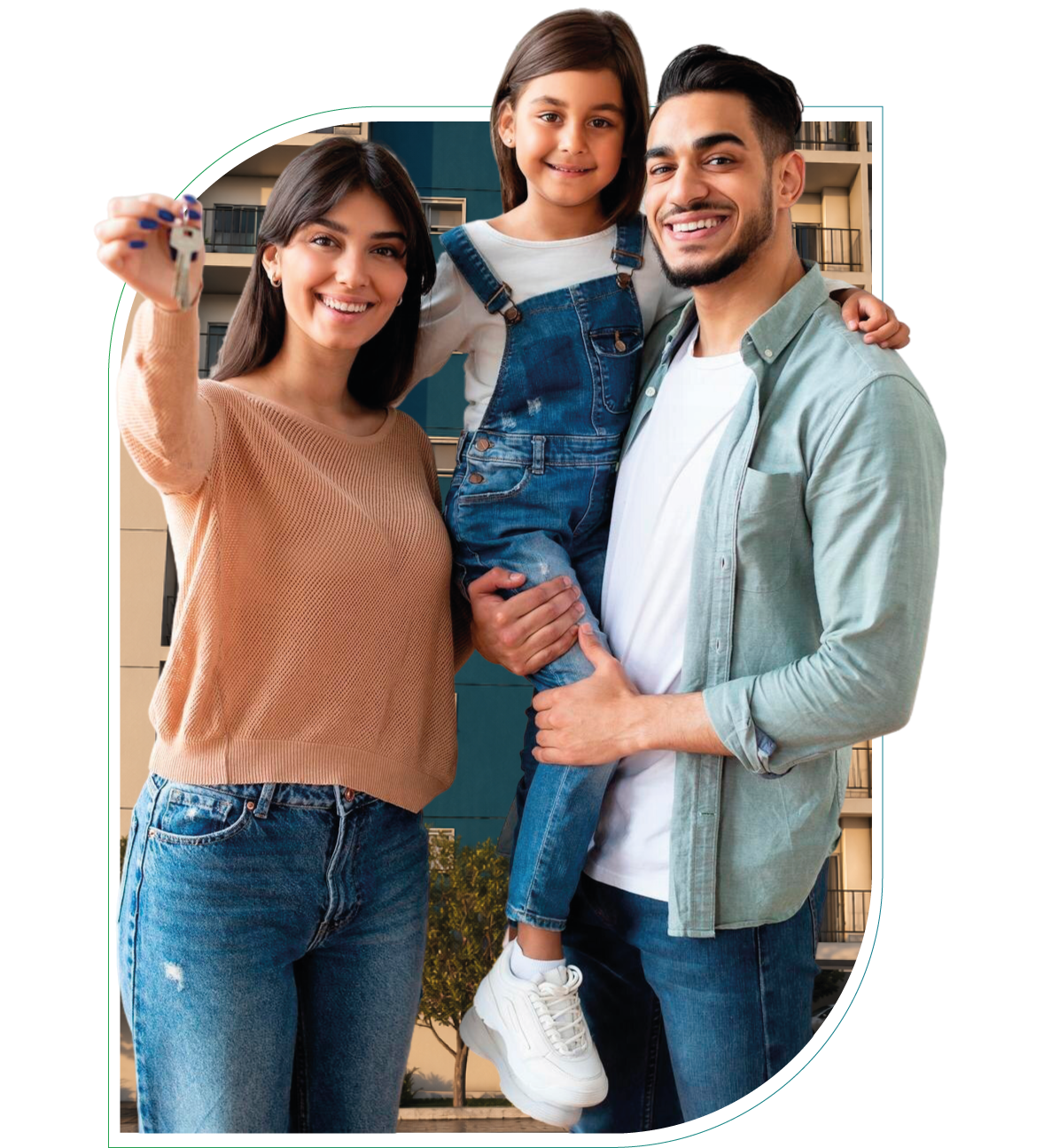 Família em frente ao seu novo lar
